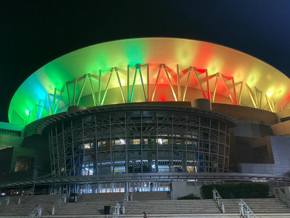 RGBW Facade Lighting for Commercial Buildings